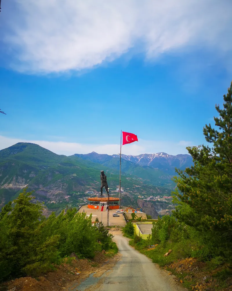 Dünyanın En Büyük Atatürk Heykeli Artvin’de Yılın Turistik Noktası Oldu