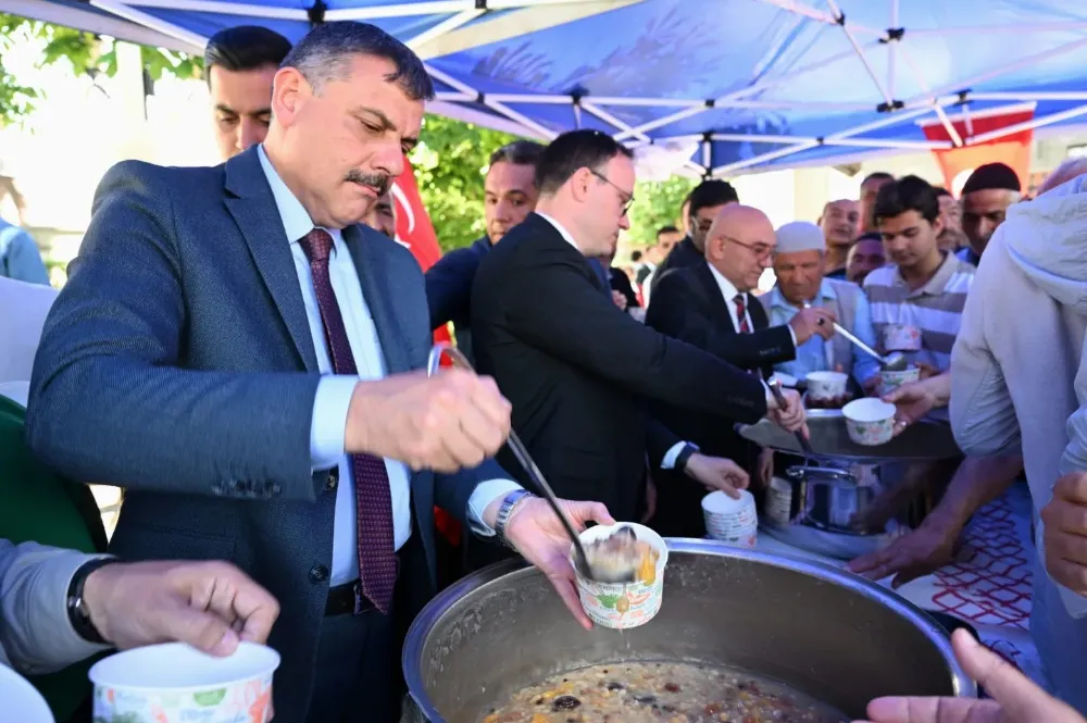 Erzurum Valisi Çiftçi, Cuma Namazı Çıkışında Aşure Dağıttı