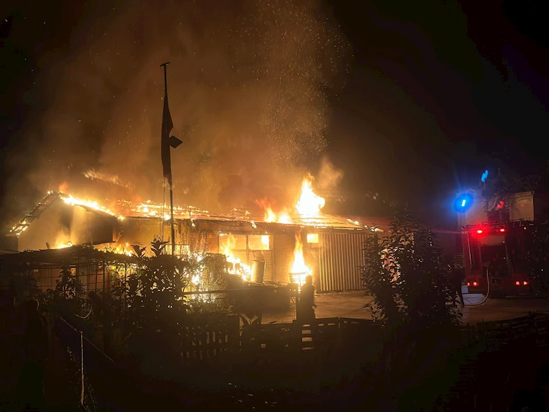 Amasya’da nakliyat deposu yandı