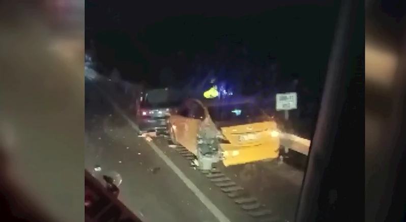 Eskişehir- Ankara yolunda iki otomobile çarpan kamyon tren rayına düştü; 1 yaralı