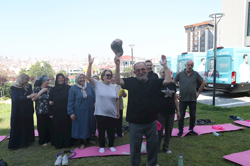 Bağcılar’da yaşlılar kahkaha seansı ile eğlendi 