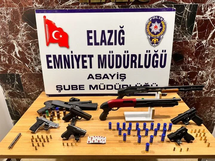 Elazığ’da eğlence mekanları denetlendi; 8 ruhsatsız silah ele geçirildi