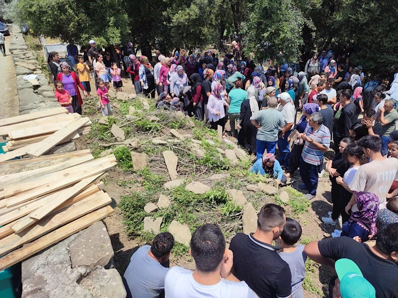 Pikniğe giderken göle düşen otomobilde ölen aynı aileden 4 kişi, toprağa verildi