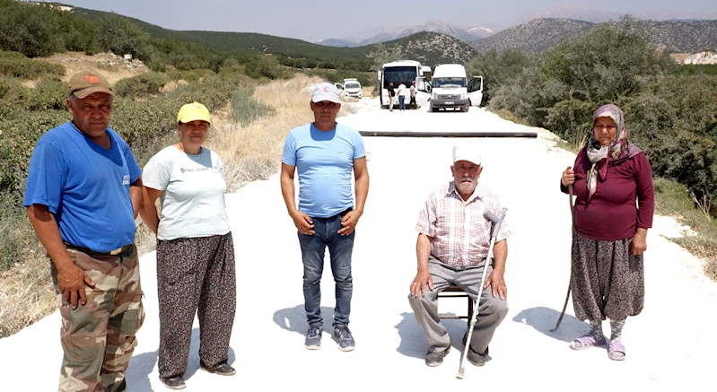 Toz nedeniyle güllerinin kuruduğunu söyleyip, arazisinden geçen yolu kapattı