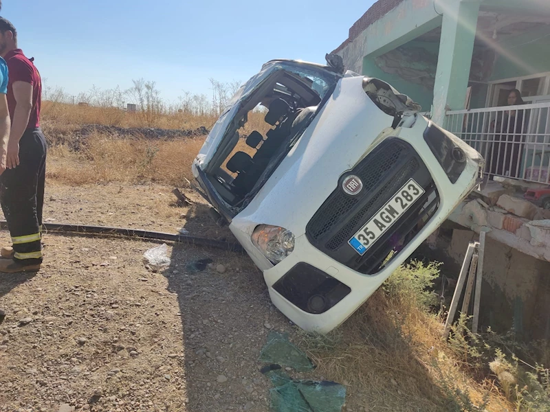 Otomobilin çarptığı hafif ticari araç, evin duvarına çarptı: 3 yaralı