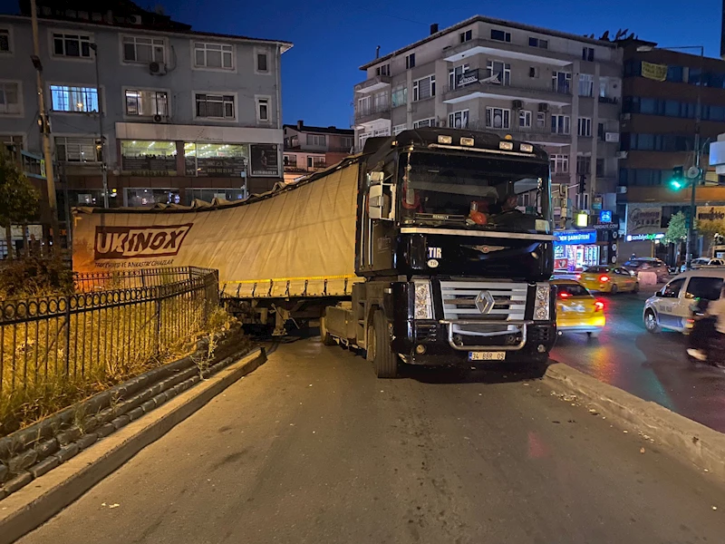 İstanbul-Kağıthane’de virajı alamayan TIR