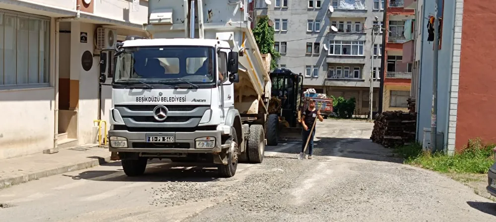 Beşikdüzü Belediyesi, Şiddetli Yağışların Ardından İlçede Yoğun Temizlik ve Onarım Çalışmaları Başlattı