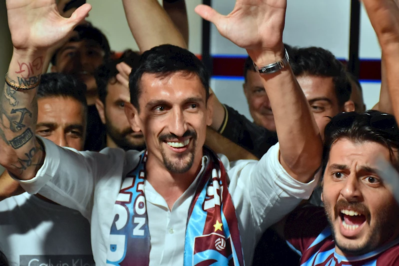 Karadağlı futbolcu Stefan Savic, transfer görüşmeleri için Trabzon