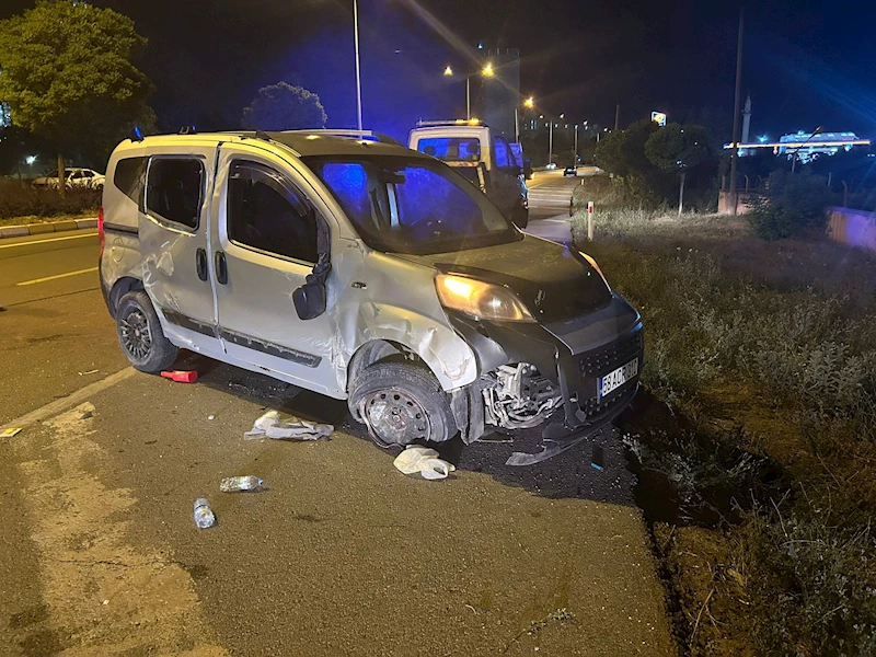 Sivas’ta refüje çarpan hafif ticari araç devrildi: 3 yaralı