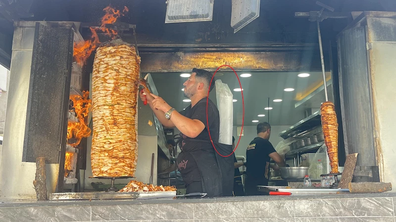 Diyarbakır’da 40 derece sıcaklıkta çocuklar süs havuzunda, dönerciler buz kütlesi ile serinliyor