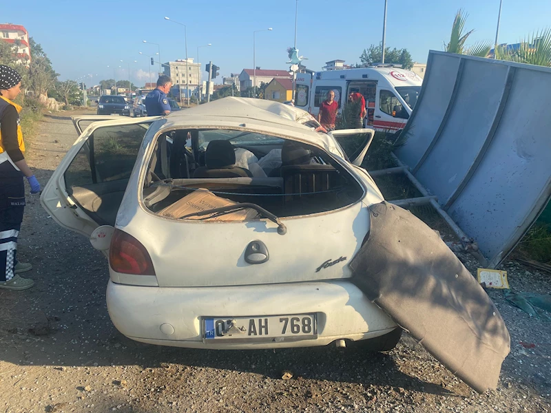 Durak ile trafik levhasına çarpan otomobilin sürücüsü öldü; kimliği otopsi ile belli olacak