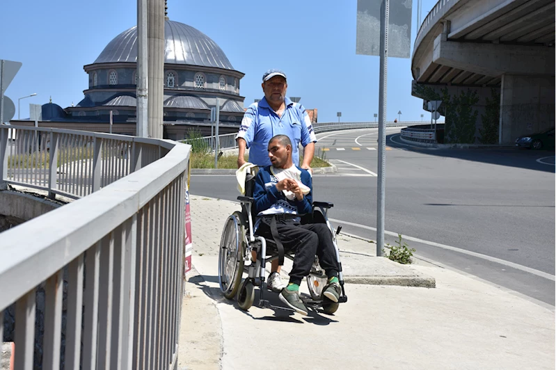 Engelli oğlu araçları izleyebilsin diye her gün saatlerce otobüs durağında oturuyor