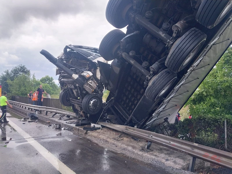 Köprüde asılı kalan TIR