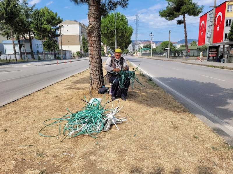 84 yaşındaki Hamdi Usta, atık plastikleri sepete dönüştürüyor