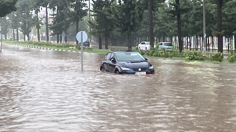 Osmaniye’de sağanak yolları göle çevirdi, araçlar suya gömüldü; kent geneli elektrik kesintisi yaşandı