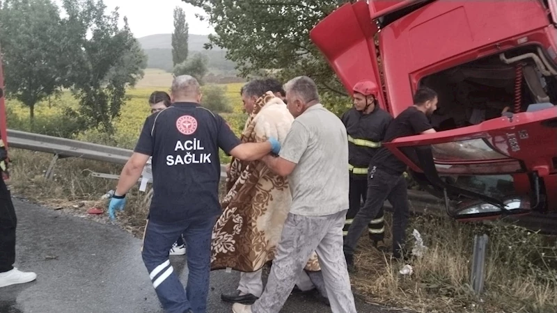 Çorum- Samsun karayolunda aynı yerde iki ayrı kazada 4 kişi yaralandı 