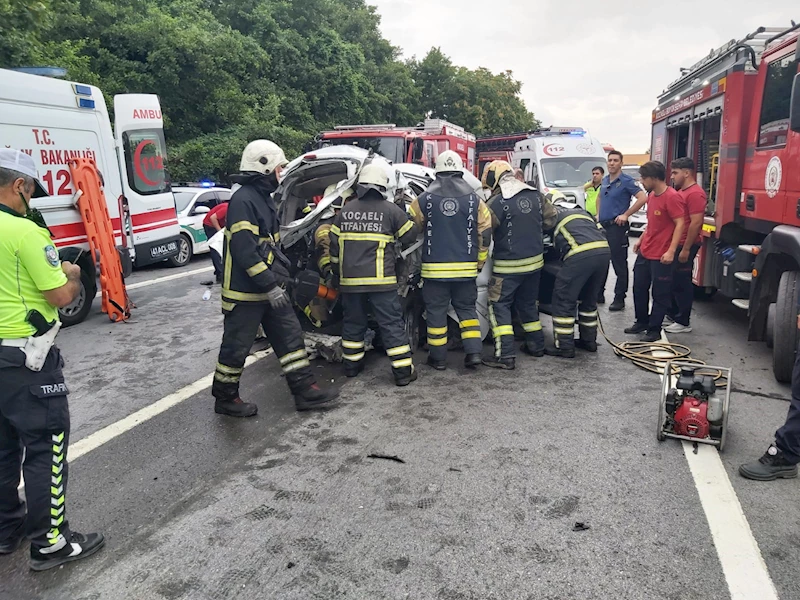 Otoyolda hafif ticari araçla minibüs çarpıştı: 3 ölü, 3 yaralı