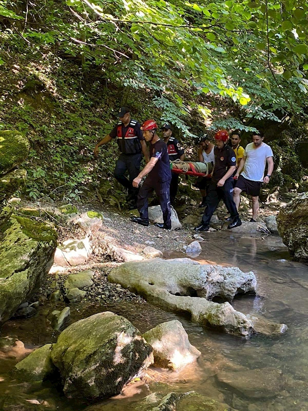 Kanyonda fotoğraf çektirirken 5 metre yükseklikten düşen kadın yaralandı