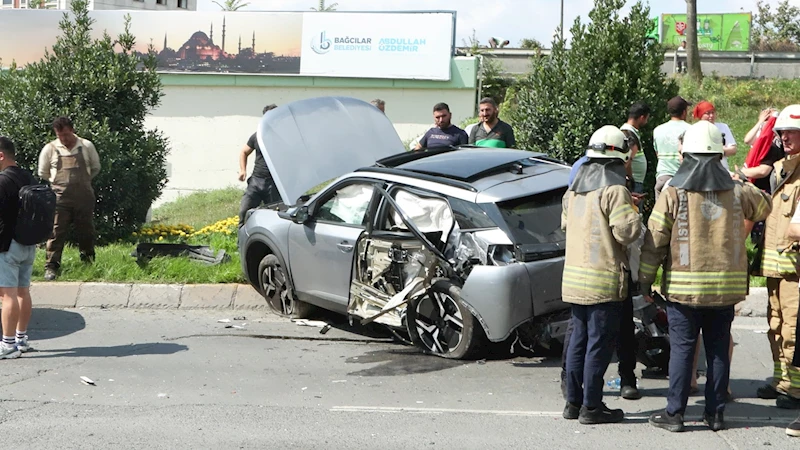 İstanbul - Bağcılar’da minibüs otomobil ile çarpıştı: 1’i ağır 6 yaralı