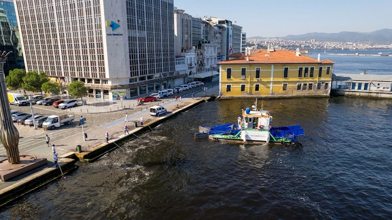 Deniz süpürgeleri ve yüzen bariyerler temiz körfez için çalışıyor