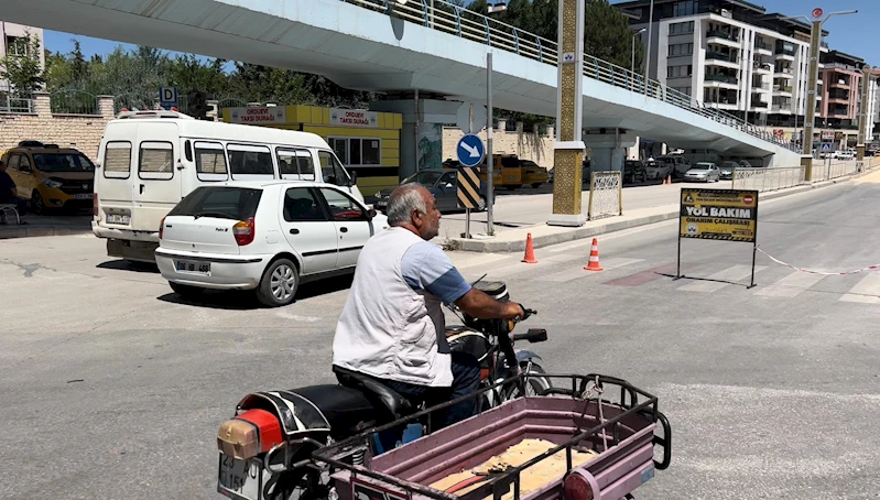 Kapatılan caddede ters yöne giren sürücüler, trafiği tehlikeye soktu