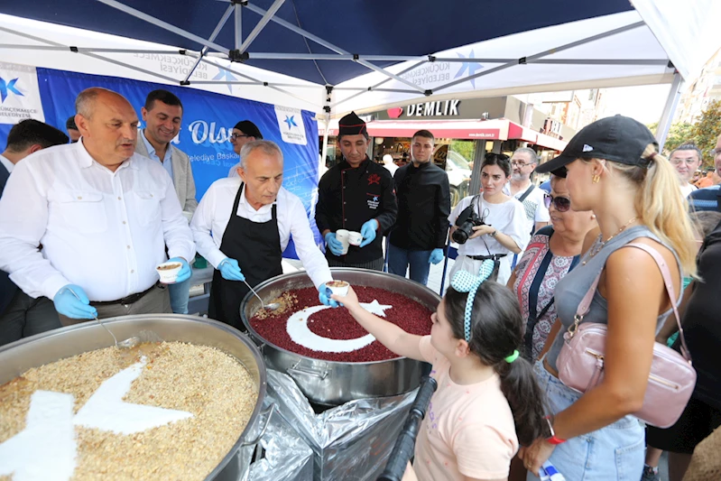 Küçükçekmece’de vatandaşlara aşure ikram edildi