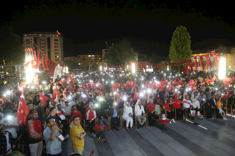 Niğdeliler, milli coşkuyu dev ekranda yaşadı 