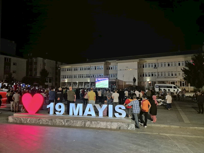 19 Mayıs ilçesinde vatandaşlar, milli maçı dev ekrandan izledi