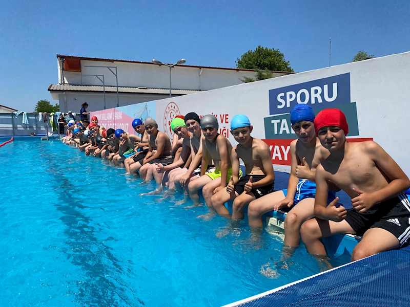 Salıpazarı ilçesinde portatif yüzme havuzunda eğitim başladı