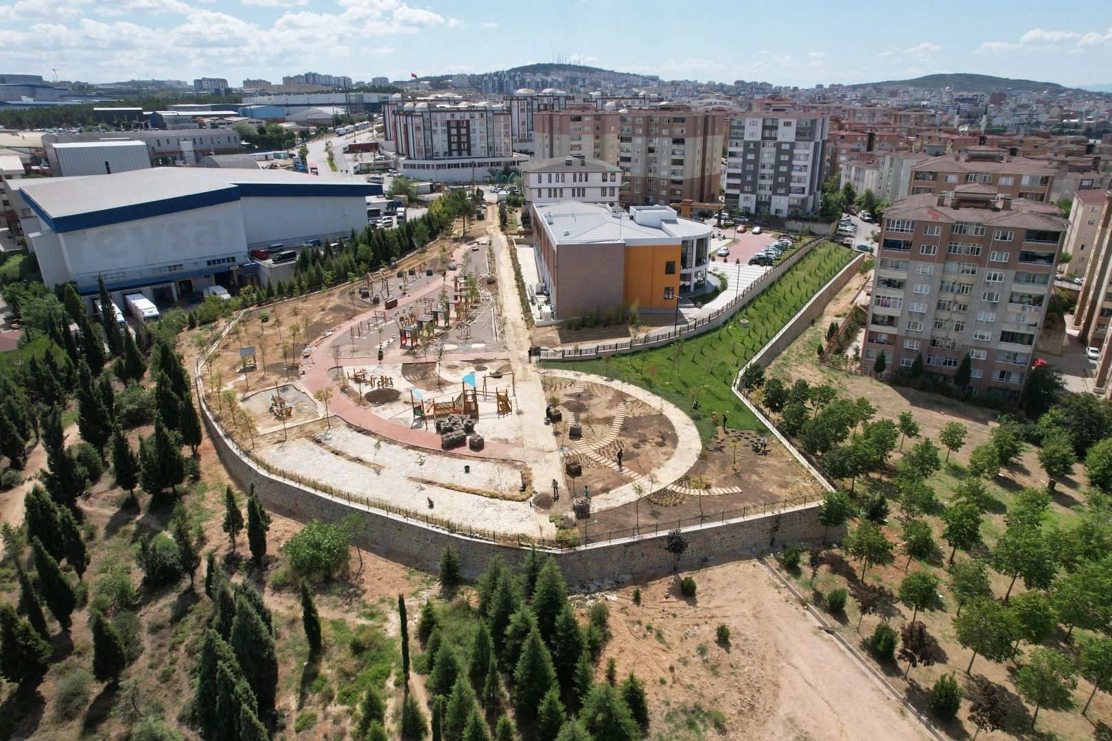 Çayırova Duyu Bahçesi’nde çim serimi başladı