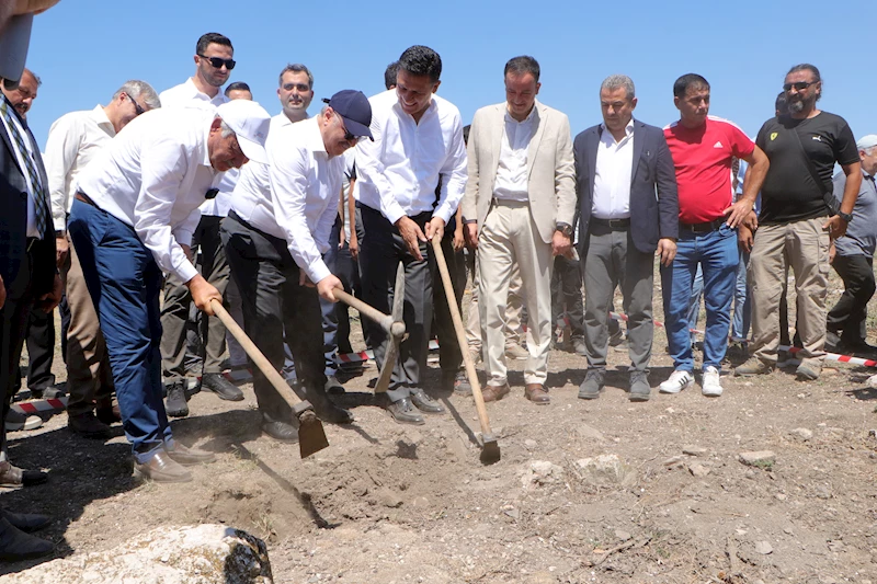 Anavarza Antik Kenti’nde yeni kazı döneminin ilk kazması vuruldu