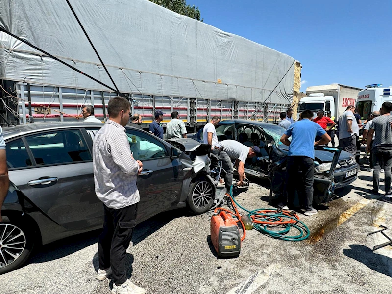 Otomobiller kavşakta çarpıştı: 1 ölü, 9 yaralı 