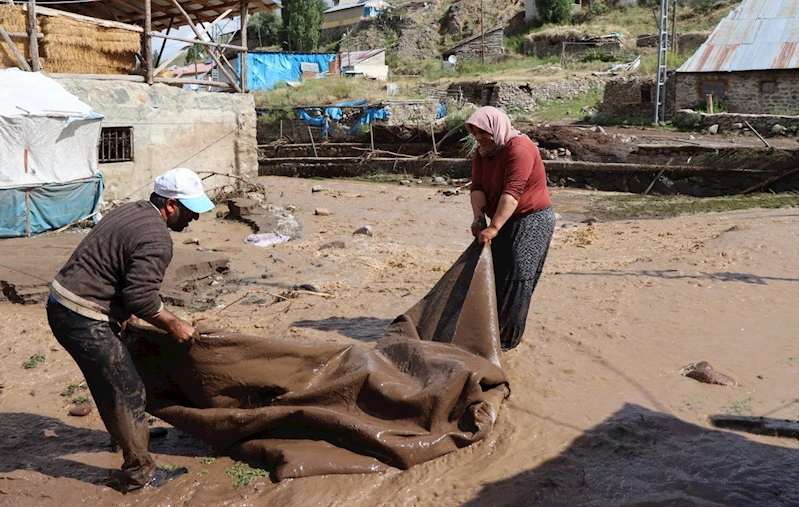 Erzurum’da sağanak sele neden oldu, ev ve ahırları su bastı