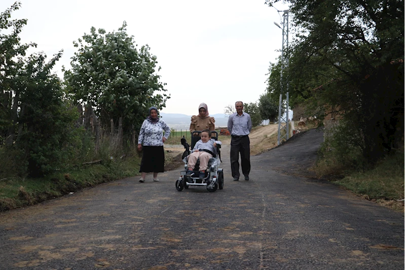 Asfalt yol ve akülü sandalye ile 12 yaşındaki Umut