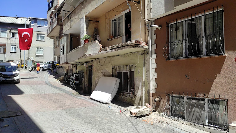 İstanbul - Kağıthane’de kamyonun çarptığı balkon yıkıldı; o anlar kamerada