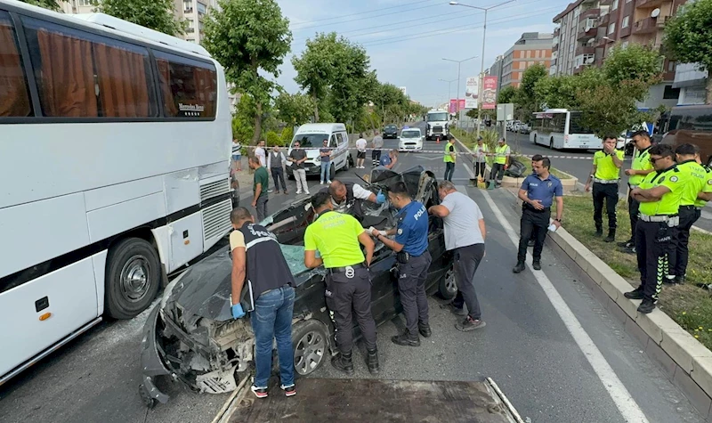 Otobüse çarpan otomobilin sürücüsü ağır yaralandı