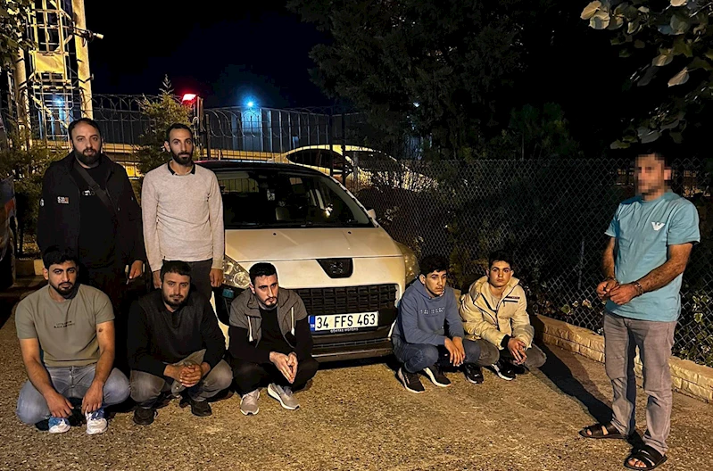 Otomobilde 7 kaçak göçmen ile 1 organizatör yakalandı