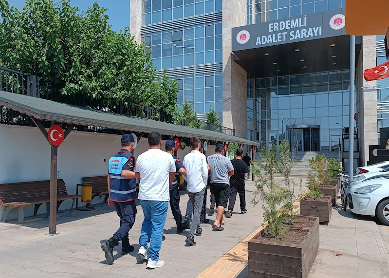 Mersin merkezli 2 ilde göçmen kaçakçılığı operasyonu: 5 gözaltı