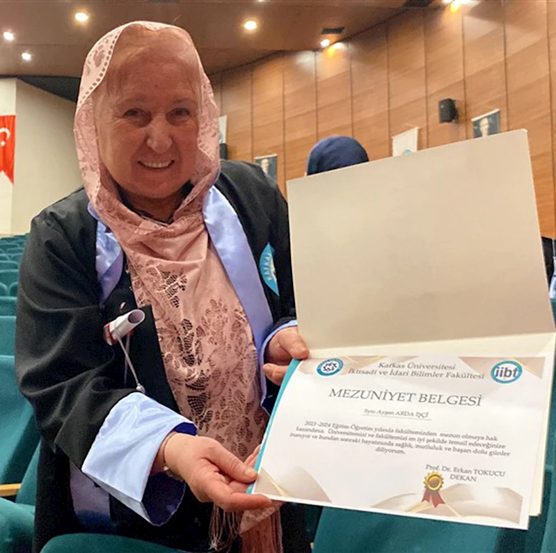 69 yaşında üniversiteden mezun oldu, diplomasını bozkurt işareti yaparak aldı