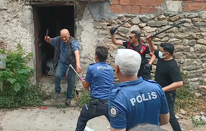 Çöp evini temizletmeyip polisi bıçakladı, 