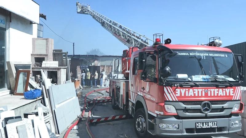 İstanbul-Avcılar’da geri dönüşüm tesisinde çıkan yangın kontrol altına alındı (Geniş Haber) 