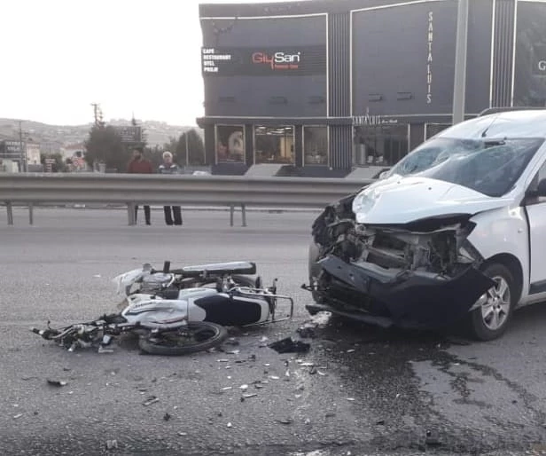 Motosiklet ile hafif ticari araç kafa kafaya çarpıştı: 1