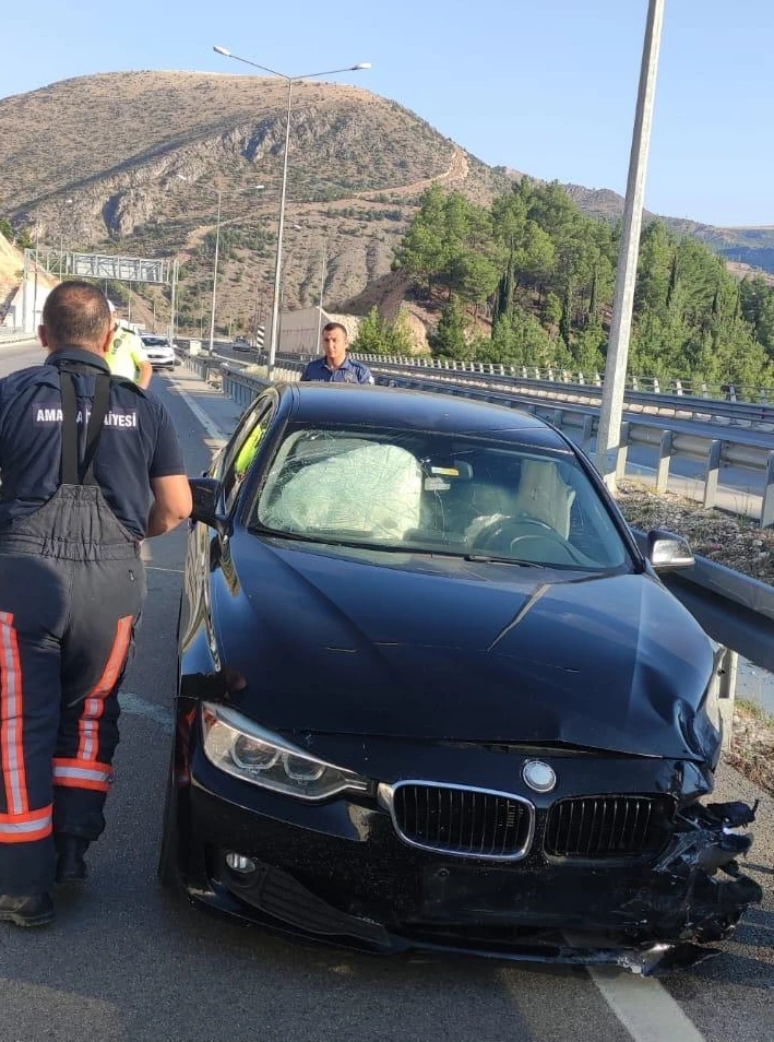 Amasya’da bariyerlere çarpan otomobildeki 4 kişi yaralandı