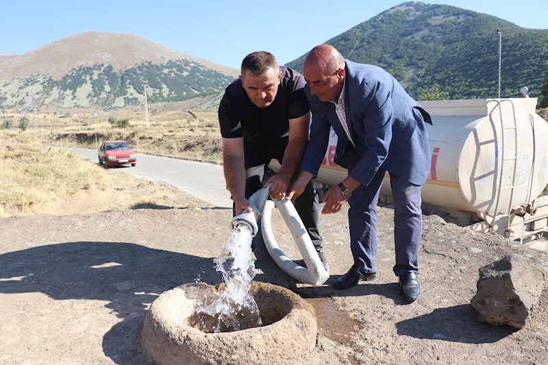 Kar yağmayınca boş kalan kar kuyuları, tankerlerle suyla dolduruluyor