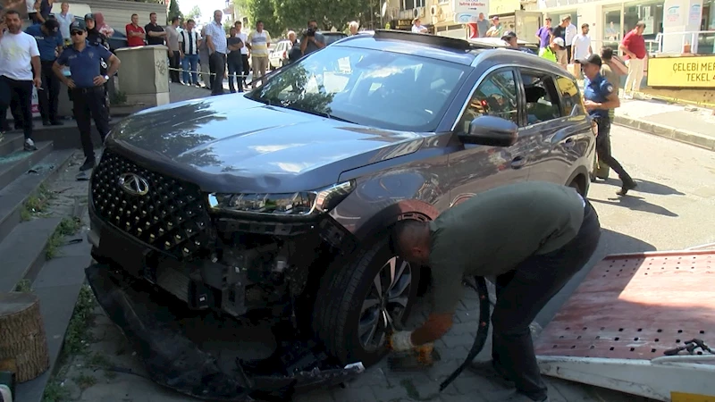 İstanbul- Maltepe’de kontrolünü kaybeden cip dükkana çarptı: 3 Yaralı