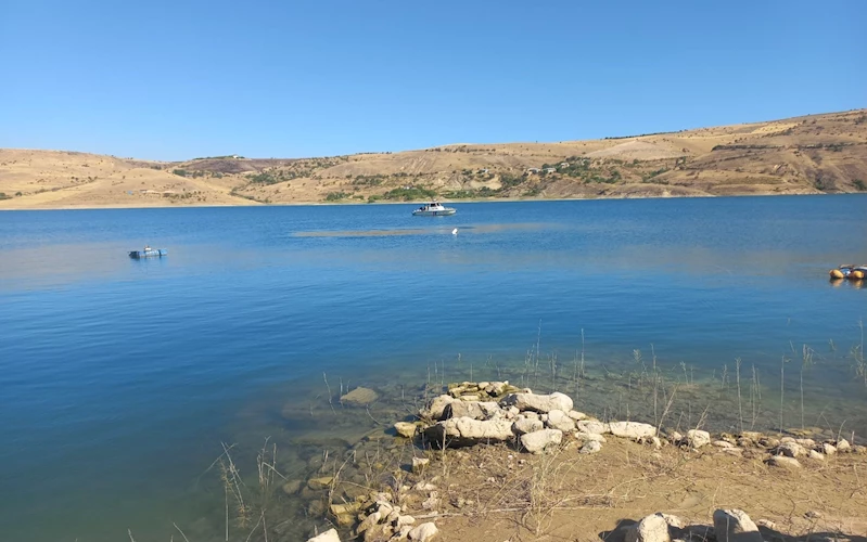 Elazığ’da baraj gölünde kaybolan gencin, cansız bedeni bulundu (2)