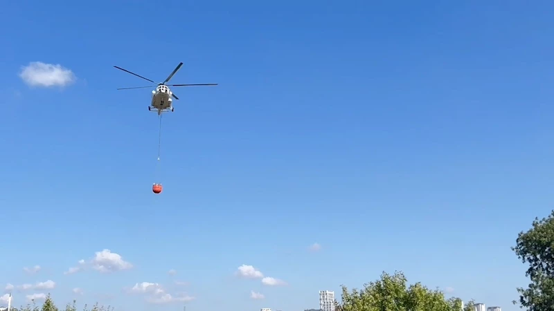 İstanbul- Avcılar’da ağaçlık alanda çıkan yangın nedeniyle tren seferleri durduruldu -1