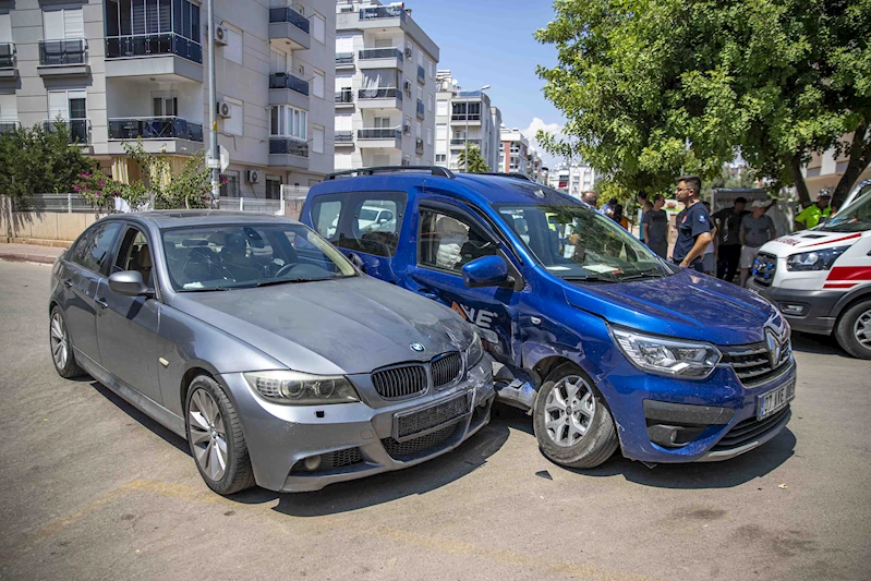 Otomobil ile hafif ticari aracın karıştığı kazada hamile kadın hastaneye kaldırıldı