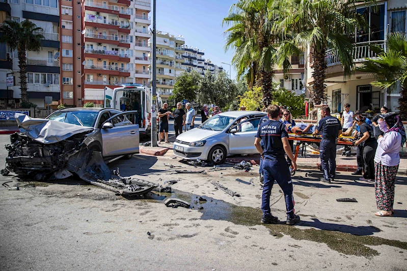 2 otomobil sokak kesişiminde çarpıştı: 3 yaralı