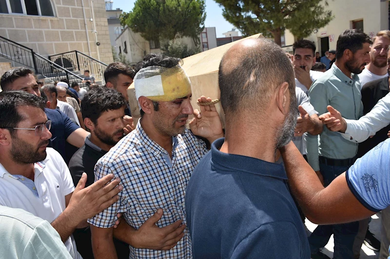 Başındaki sargıyla aynı kazada ölen kızının tabutunu omzunda taşıdı